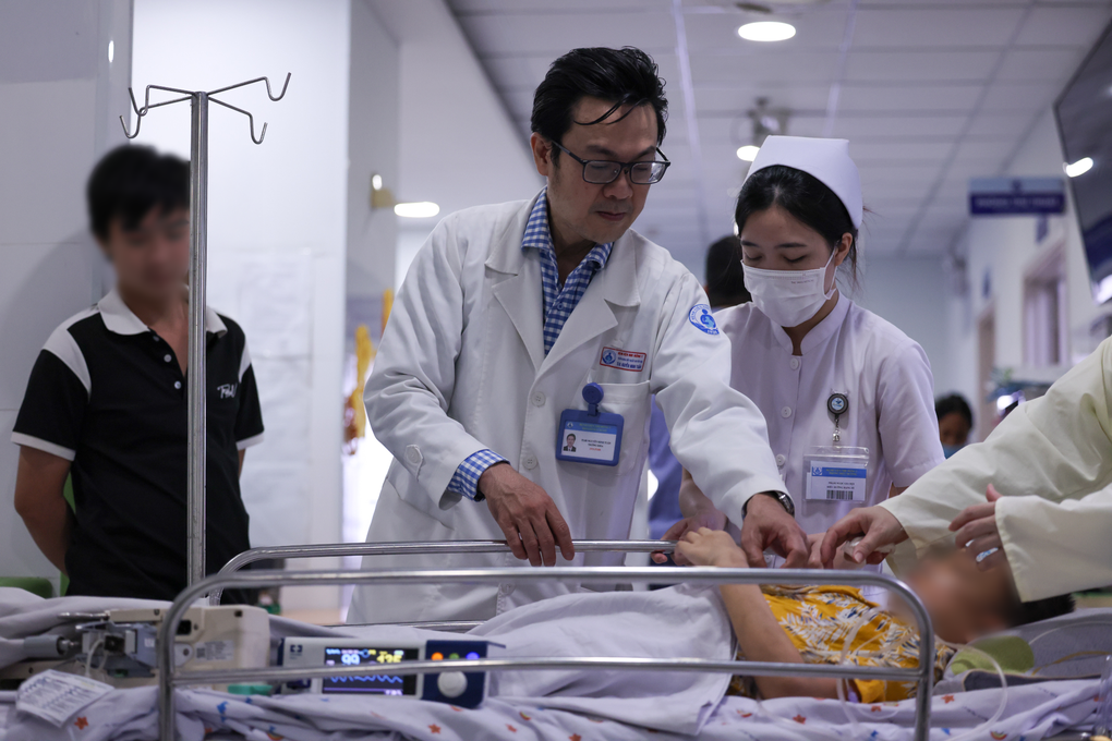 “Những thiên thần áo trắng” căng mình giành lại sự sống cho người bệnh sốt xuất huyết Dengue - 5