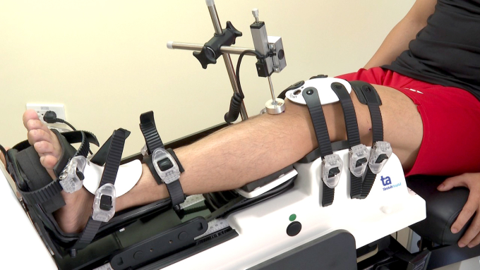 Bệnh nhân được kiểm tra, đánh giá tình trạng sức khỏe dây chằng khớp gối bằng Robot lượng giá dây chằng Dyneelax. Ảnh: Bệnh viện Đa khoa Tâm Anh