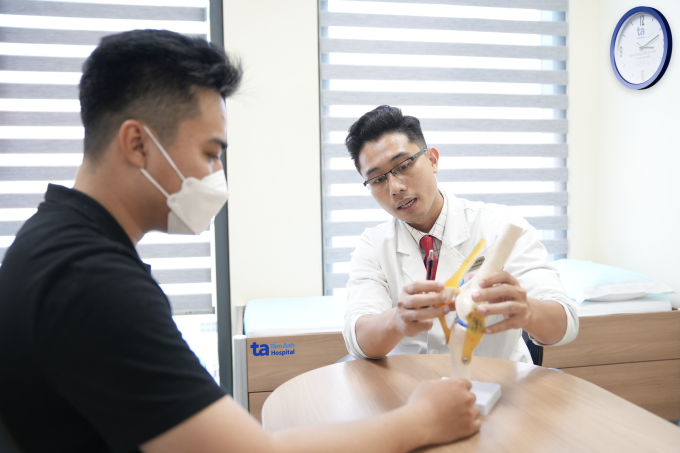 Bác sĩ Duy giải thích tình trạng chấn thương dây chằng khớp gối cho người bệnh. Ảnh: Bệnh viện Đa khoa Tâm Anh