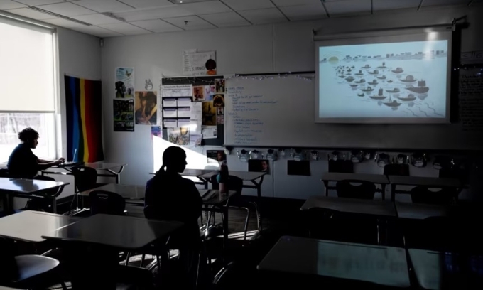 Lớp học vắng bóng học sinh tại một trường trung học ở Minneapolis hôm 29/1. Ảnh: LA Times