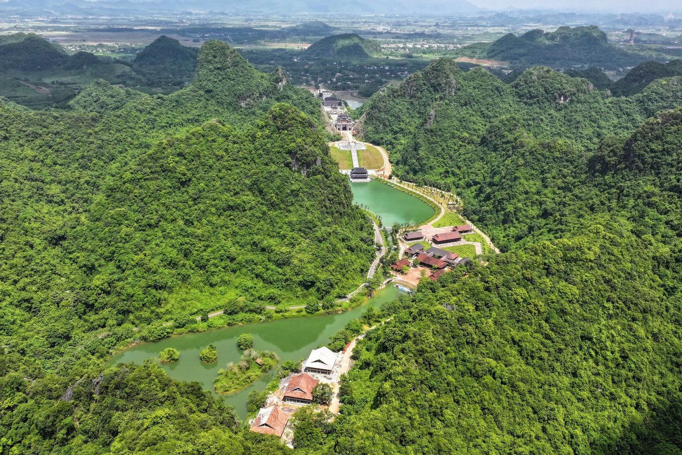 Ninh Bình: Vừa khai trương đầu năm, Thung Ui đã trở thành điểm du Xuân cực hot 1 Ninh Bình: Vừa khai trương đầu năm, Thung Ui đã trở thành điểm du Xuân cực hot - 1