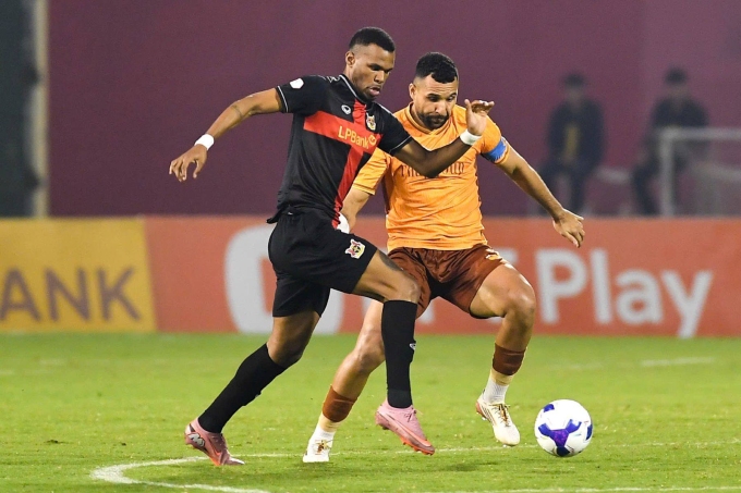 Ninh Bình (áo đen) thua HAGL 1-2 ở vòng 13 V-League 2025-2026, trên sân Ninh Bình ngày 7/2/2026. Ảnh: Ninh Bình FC