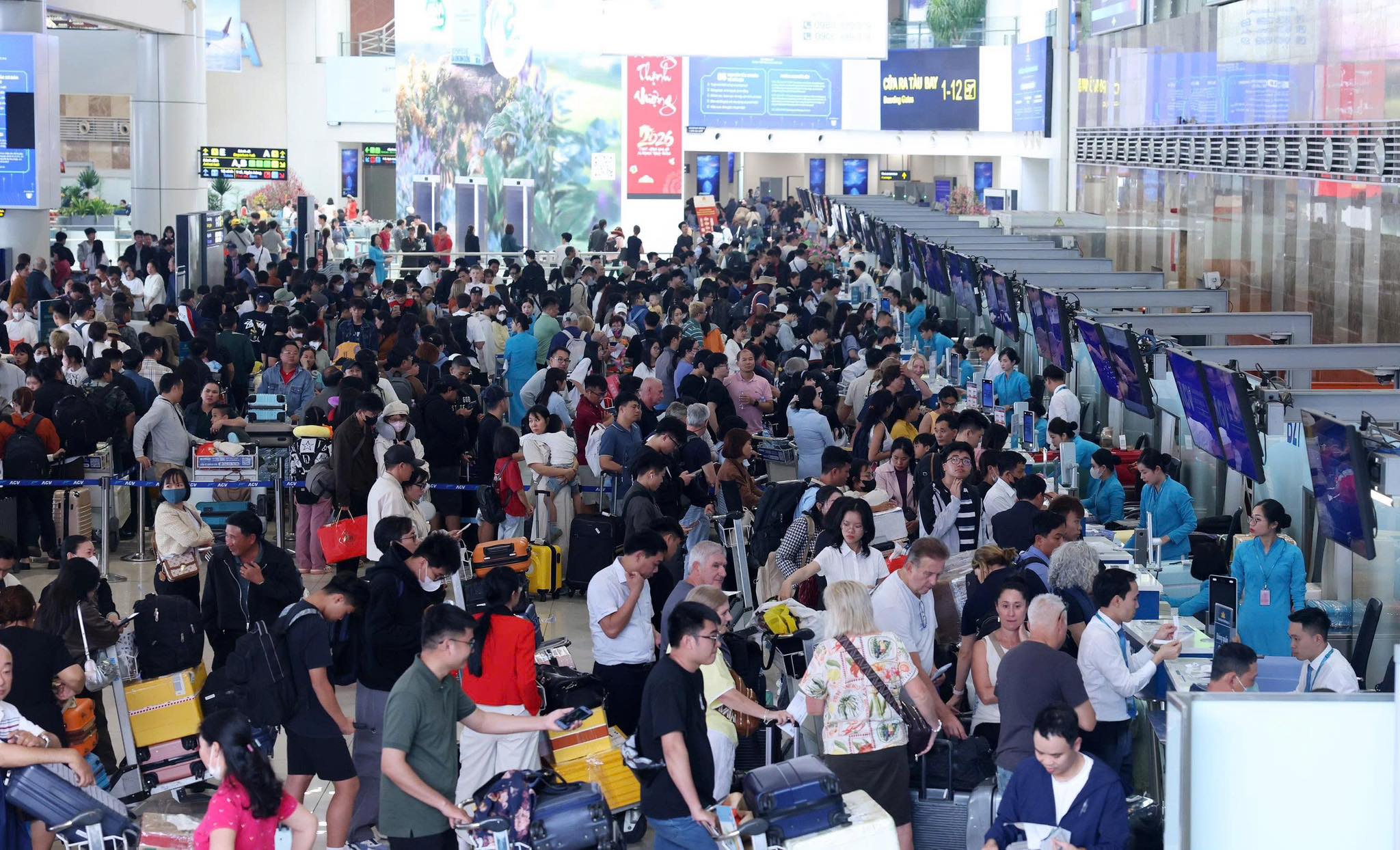 Nội Bài lập kỷ lục hơn 124.000 khách ngày cuối kỳ nghỉ Tết - Ảnh 1.