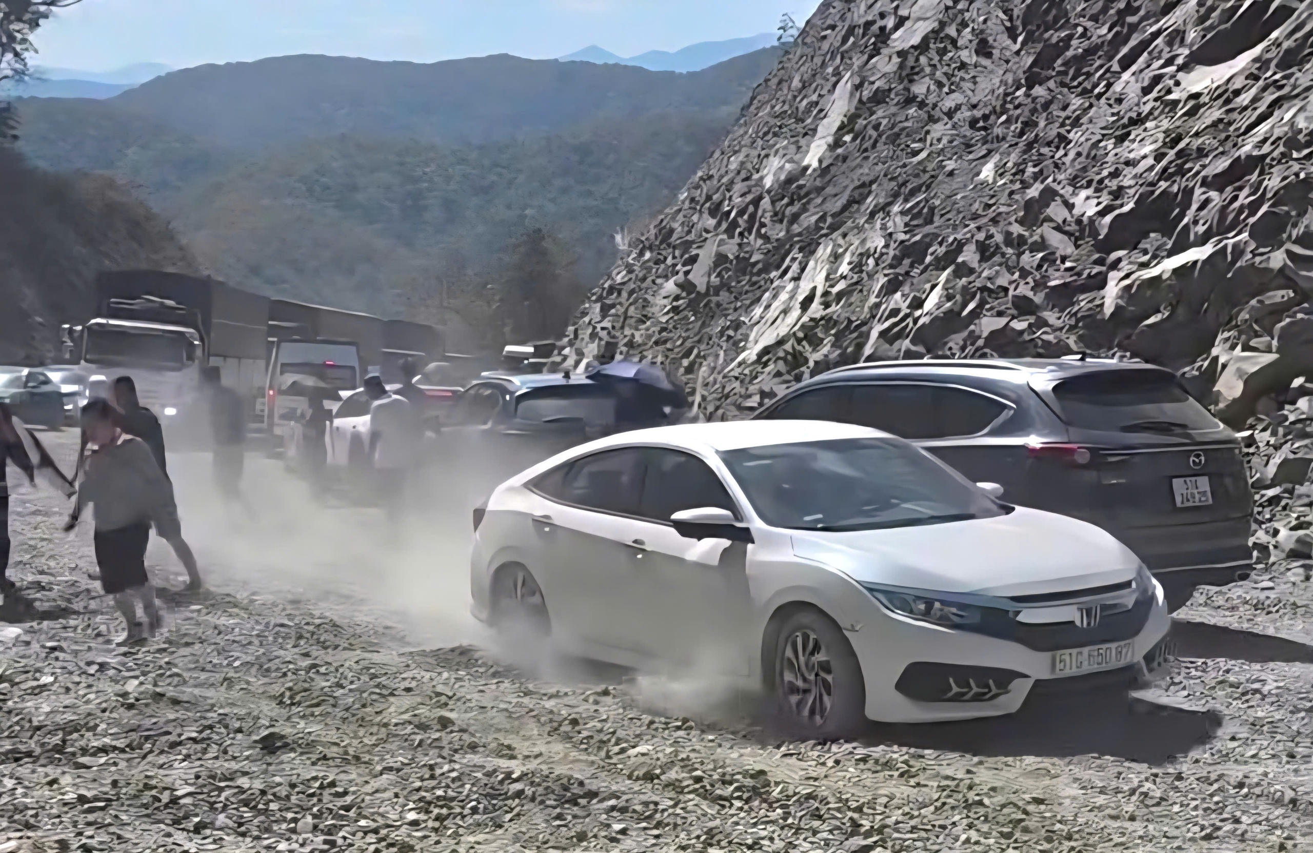 Quốc lộ 28B ám ảnh tài xế và du khách trong dịp Tết Bính Ngọ 2026 - Ảnh 1. Quốc lộ 28B ám ảnh tài xế và du khách trong dịp Tết Bính Ngọ 2026 - Ảnh 1.