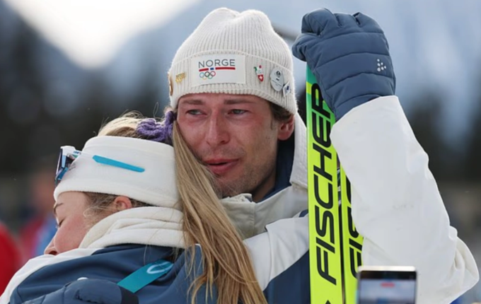 Sturla Holm Laegreid ôm đồng đội người Na Uy Ingrid Landmark Tandrevold sau khi giành HC đồng nội dung 20km biathlon nam tại Olympic mùa Đông Milan-Cortina 2026 ngày 10/2/2026.