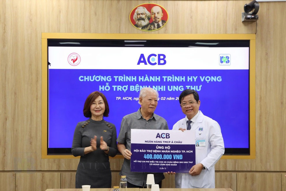 Nối dài “Hành trình hy vọng”, ACB trao 400 triệu đồng hỗ trợ bệnh nhi ung thư - 1