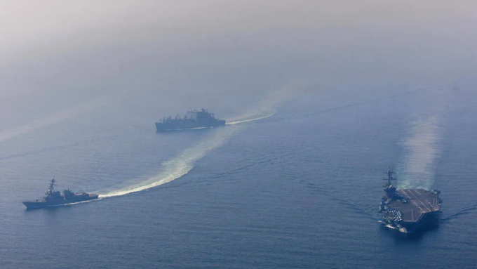 Tàu sân bay USS Abraham Lincoln (bên phải) cùng các chiến hạm hộ tống trên Biển Arab hôm 6/2. Ảnh: US Navy