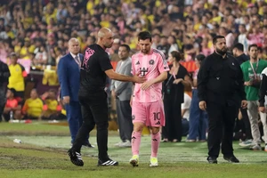 Messi dính chấn thương, fan lo sợ vắng mặt tại World Cup