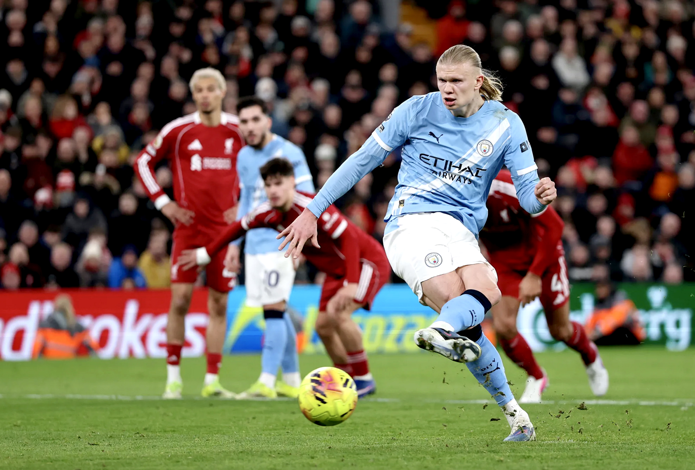 Nóng cuộc đua ngôi đầu - Ảnh 1.