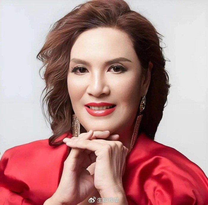 Nữ ca sĩ mạng Na Yina.