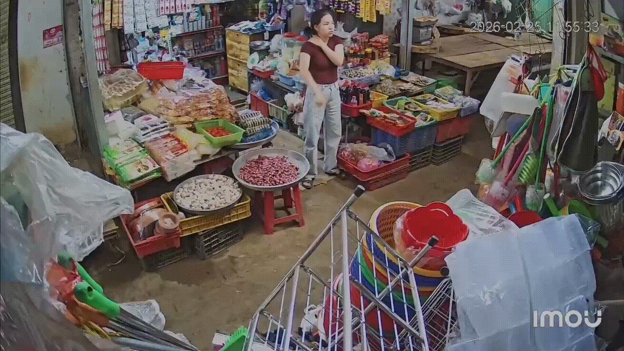 Nữ chủ tiệm tạp hoá ngất xỉu sau khi gặp 2 người lạ tiết lộ nhiều tình tiết ám ảnh- Ảnh 1.