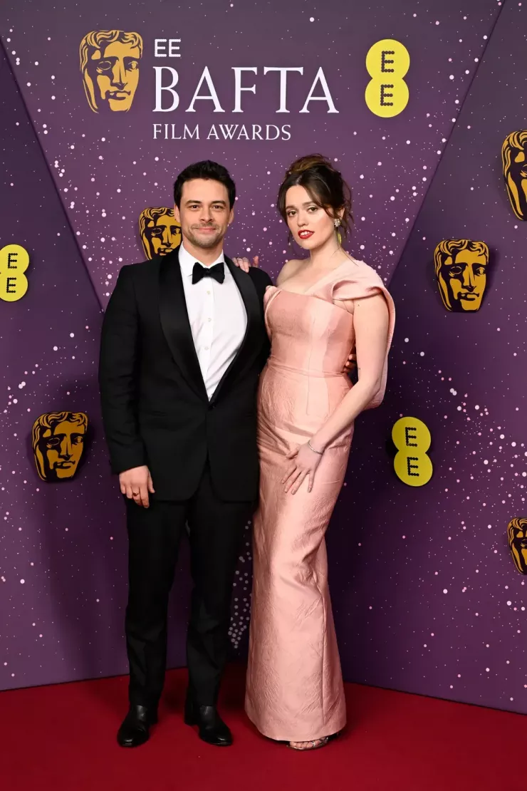 Aimee Lou Wood và bạn trai Adam Long xuất hiện trên thảm đỏ (Ảnh: British Vogue)