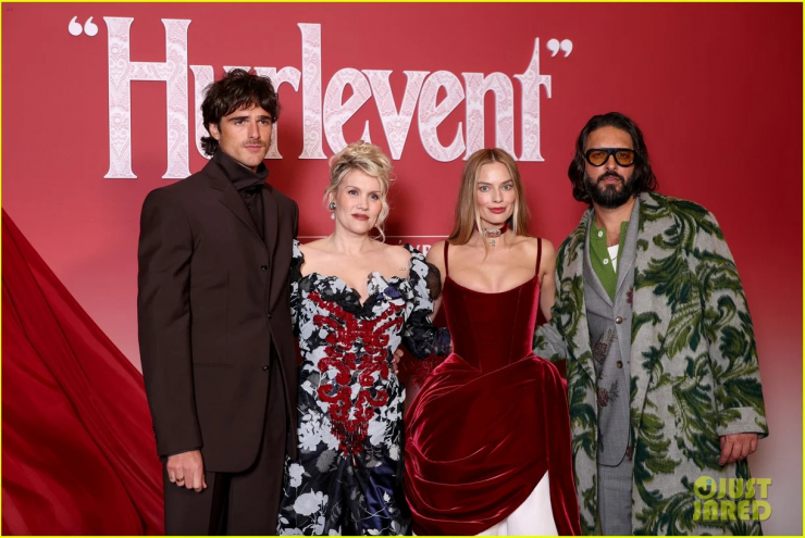 Margot Robbie xuất hiện bên bạn diễn Jacob Elordi (trái) trong sự kiện quảng bá phim "Đồi gió hú".