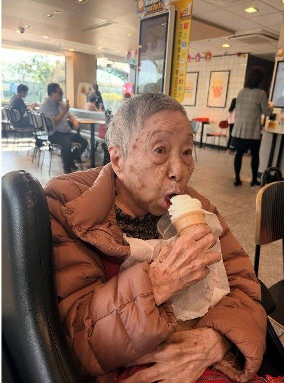 Nữ diễn viên vào viện dưỡng lão, đón người giúp việc 102 tuổi về ăn Tết gây xúc động- Ảnh 1.