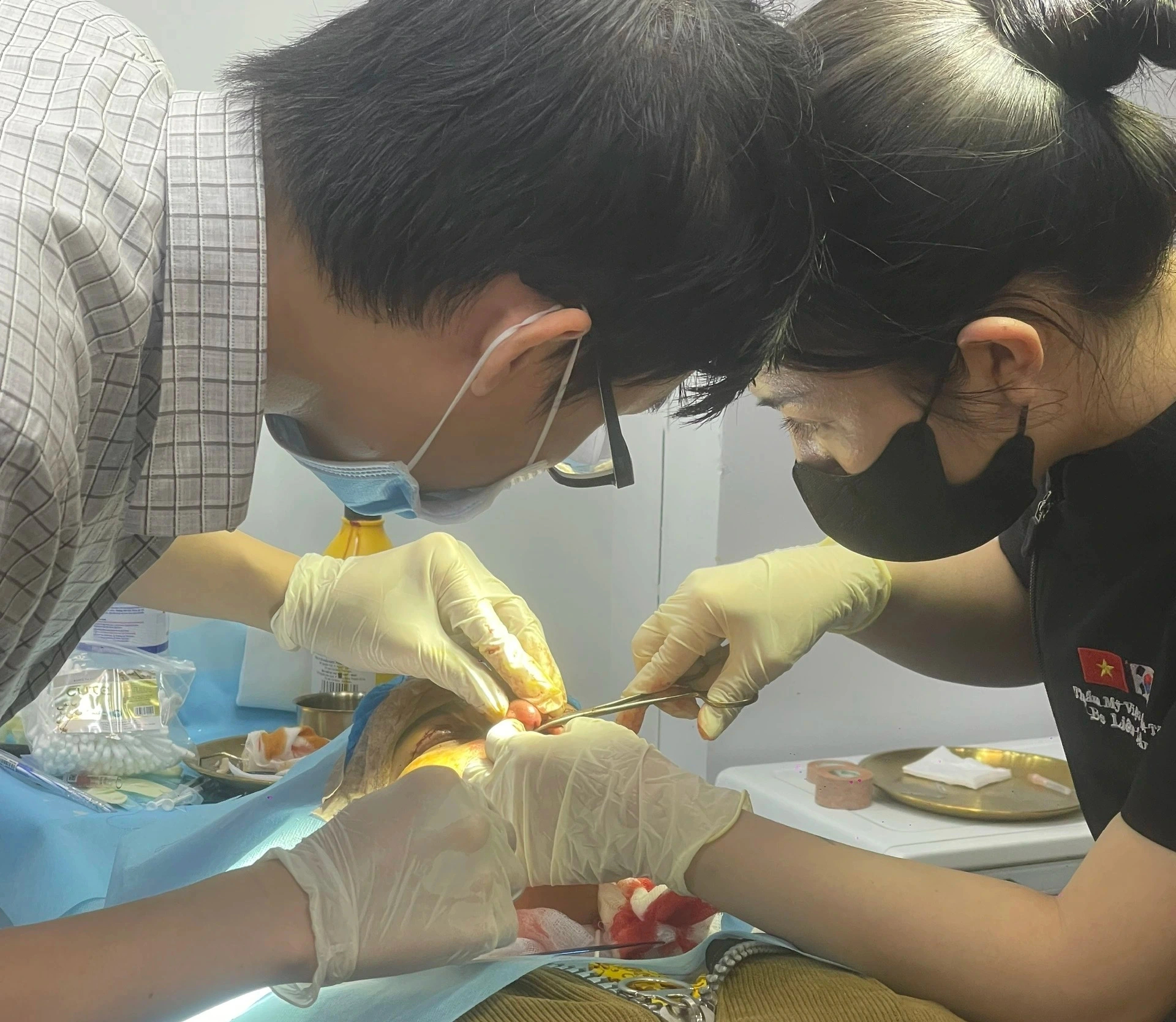 Nữ điều dưỡng khai gì? 1 1 người tử vong sau truyền trắng da tại nhà: Nữ điều dưỡng khai gì? - Ảnh 1.