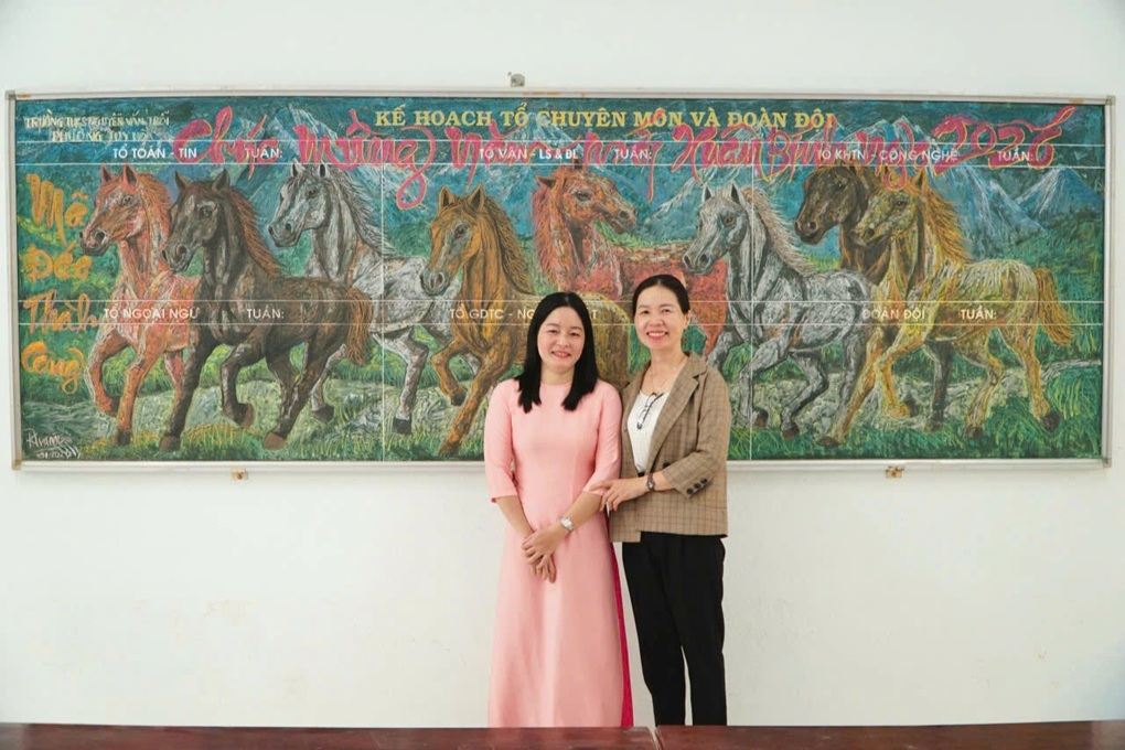 Nữ giáo viên vẽ linh vật ngựa bằng phấn trên nền bảng xanh gây sửng sốt - 1