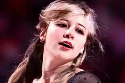 Dung mạo 'thiên thần băng' nổi loạn giúp Mỹ giải cơn khát vàng