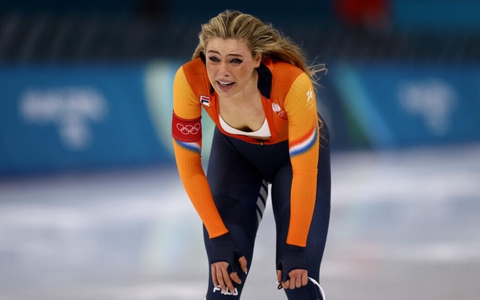 Jutta Leerdam thi đấu và xúc động sau khi về nhất nội dung 1.000m nữ trượt băng tốc độ tại Olympic mùa Đông Milan-Cortina 2026 tại Italy ngày 9/2/2026. Ảnh: Reuters