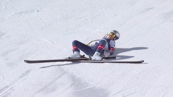 Lindsey Vonn gặp tai nạn khi thi đấu nội dung đổ đèo nữ tại Thế vận hội mùa Đông 2026, ở Cortina d’Ampezzo, Milan, Italy, ngày 8/2. Ảnh: Reuters