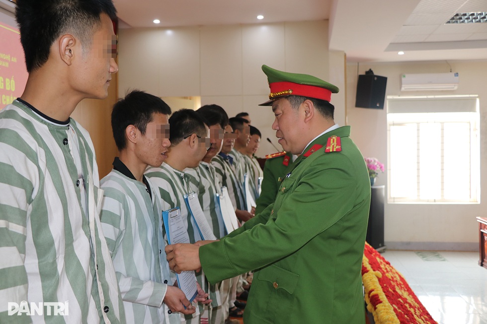 Nữ phạm nhân rơi nước mắt khi được giảm án 4 ngày, kịp về đón  Tết - 1