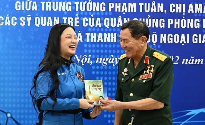 Trung tướng Phạm Tuân và nữ phi hành gia Amanda Nguyễn tại buổi giao lưu ngày 7/2. Ảnh: Bộ Ngoại giao