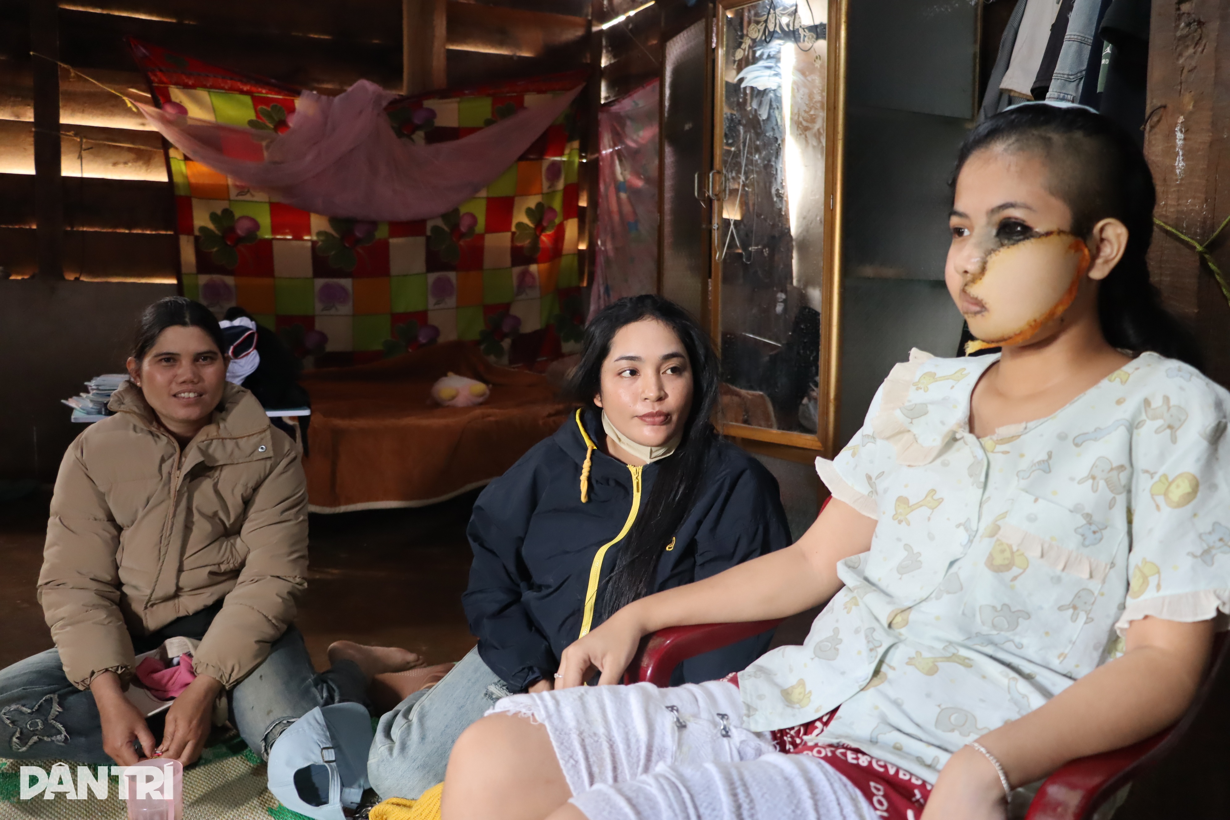 Nữ sinh Êđê đón nhận món quà Tết kỳ diệu từ bạn đọc Dân trí - 1