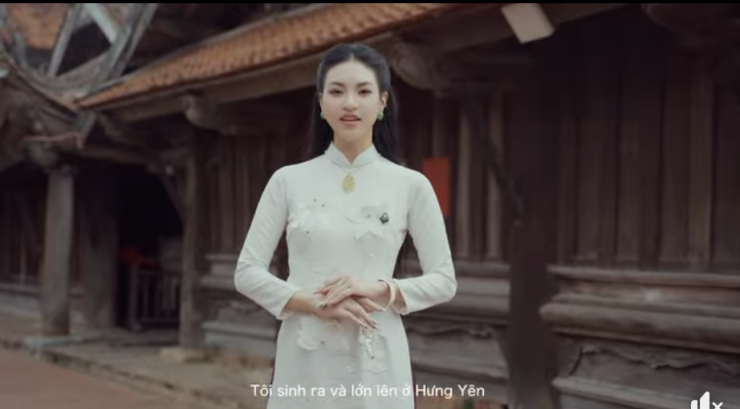 Đỗ Thùy Linh mở đầu video Người đẹp truyền thông bằng khả năng ngoại ngữ lưu loát.