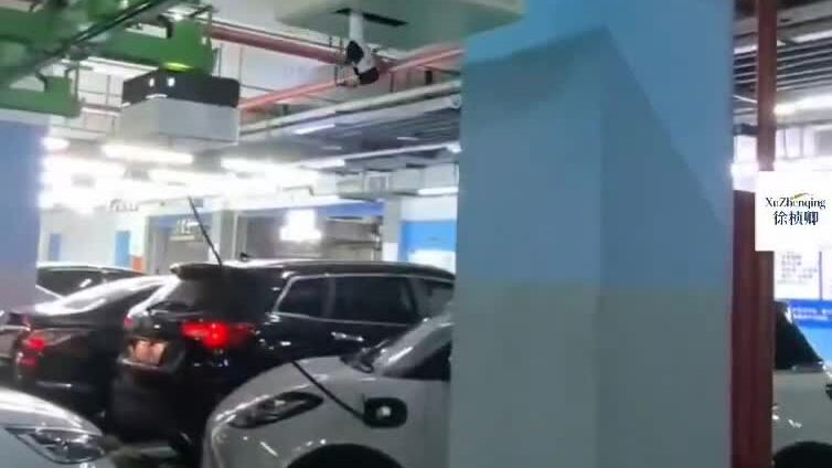 Ổ sạc xe điện chạy như robot trên trần nhà