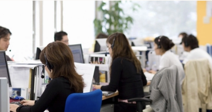 Nhân viên văn phòng phải ngồi lâu trong văn phòng đóng kín dễ bị sốc nhiệt khi ra ngoài. Ảnh minh họa:CNBC