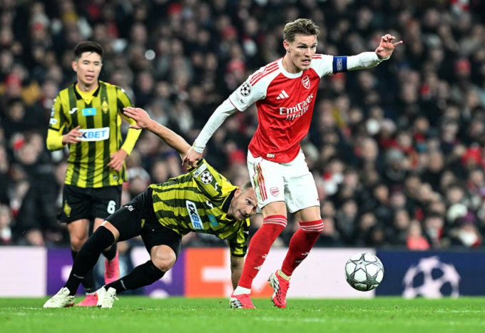 Martin Odegaard (áo đỏ) đi bóng trong trận Arsenal thắng Kairat 3-2 ở lượt cuối Champions League trên sân Emirates, London, Anh ngày 28/1/2026. Ảnh: Arsenal FC