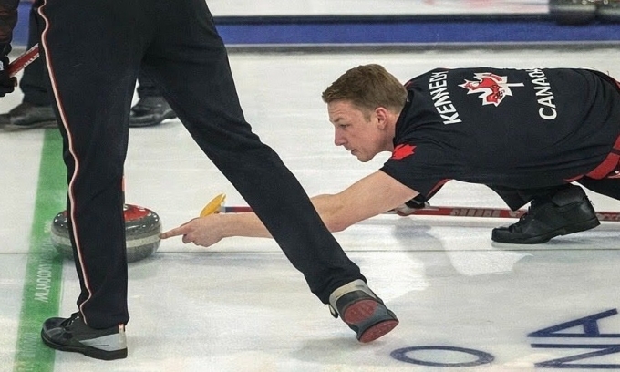 Marc Kennedy chạm nhẹ ngón trỏ vào bi đá khi đã chạm vạch xuất phát, ở trận đấu giữa Canada và Thụy Điển tại vòng bảng bi đá trên băng, Olympic mùa Đông trên sân Ghiaccio, thị trấn Cortina, tỉnh Belluno, xứ Veneto, Italy ngày 13/2/2026. Ảnh: chụp màn hình