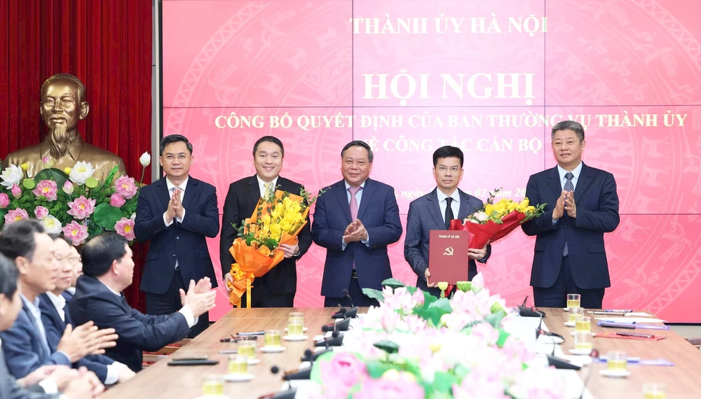 Phó Bí thư Thường trực Thành ủy Hà Nội Nguyễn Văn Phong (người đứng giữa) cùng lãnh đạo TP Hà Nội trao quyết định và tặng hoa chúc mừng các nhân sự vừa được điều động, phân công nhận nhiệm vụ mới. Ảnh: VT nhan-su-ha-noi-1.jpg
