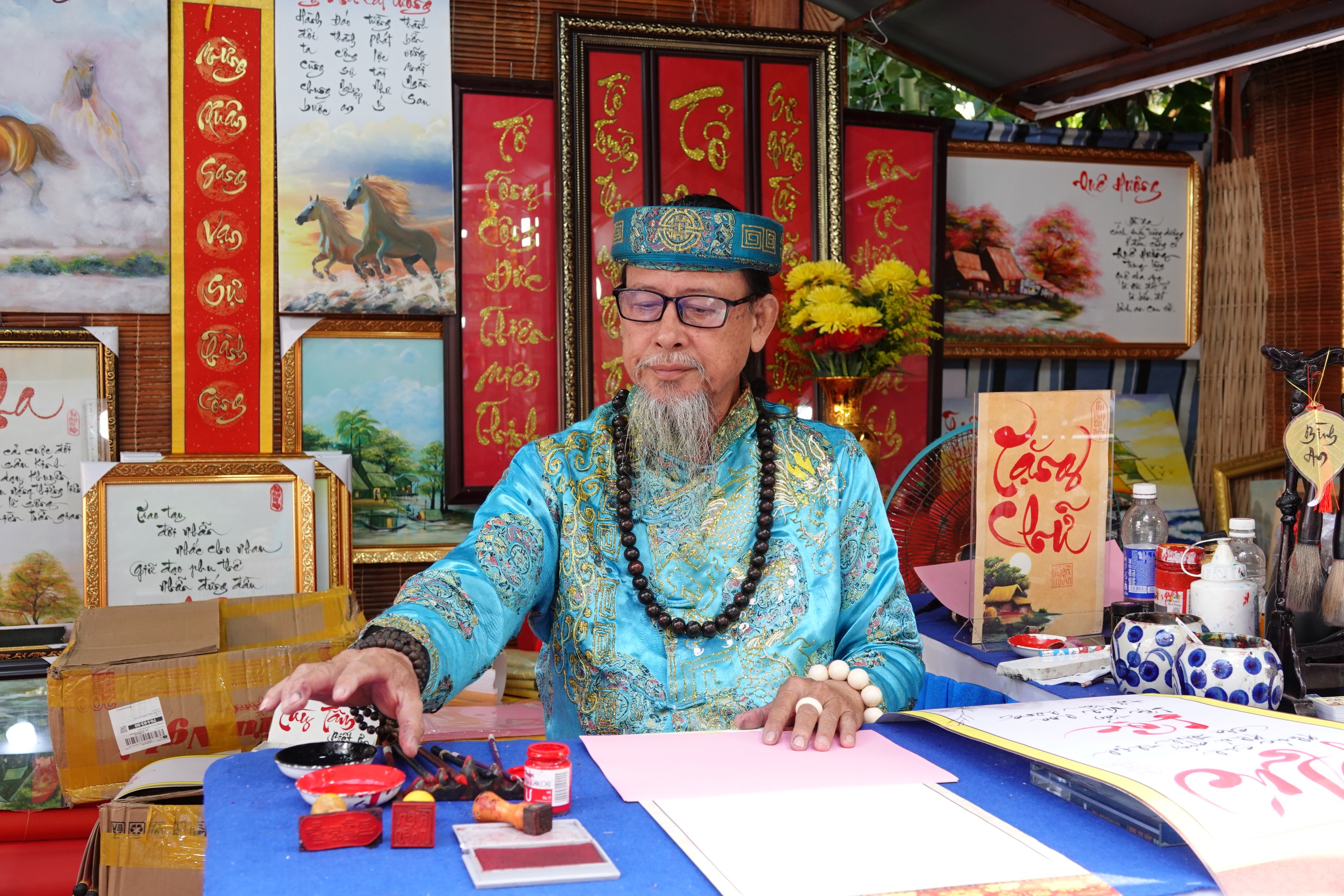 'Ông Đồ' hơn 40 năm nâng niu từng nét chữ thư pháp đầu xuân- Ảnh 1.