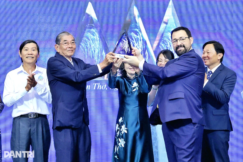 Ông Hồ Quang Cua chính thức nhận cúp Gạo ngon nhất thế giới lần thứ 3 - 1