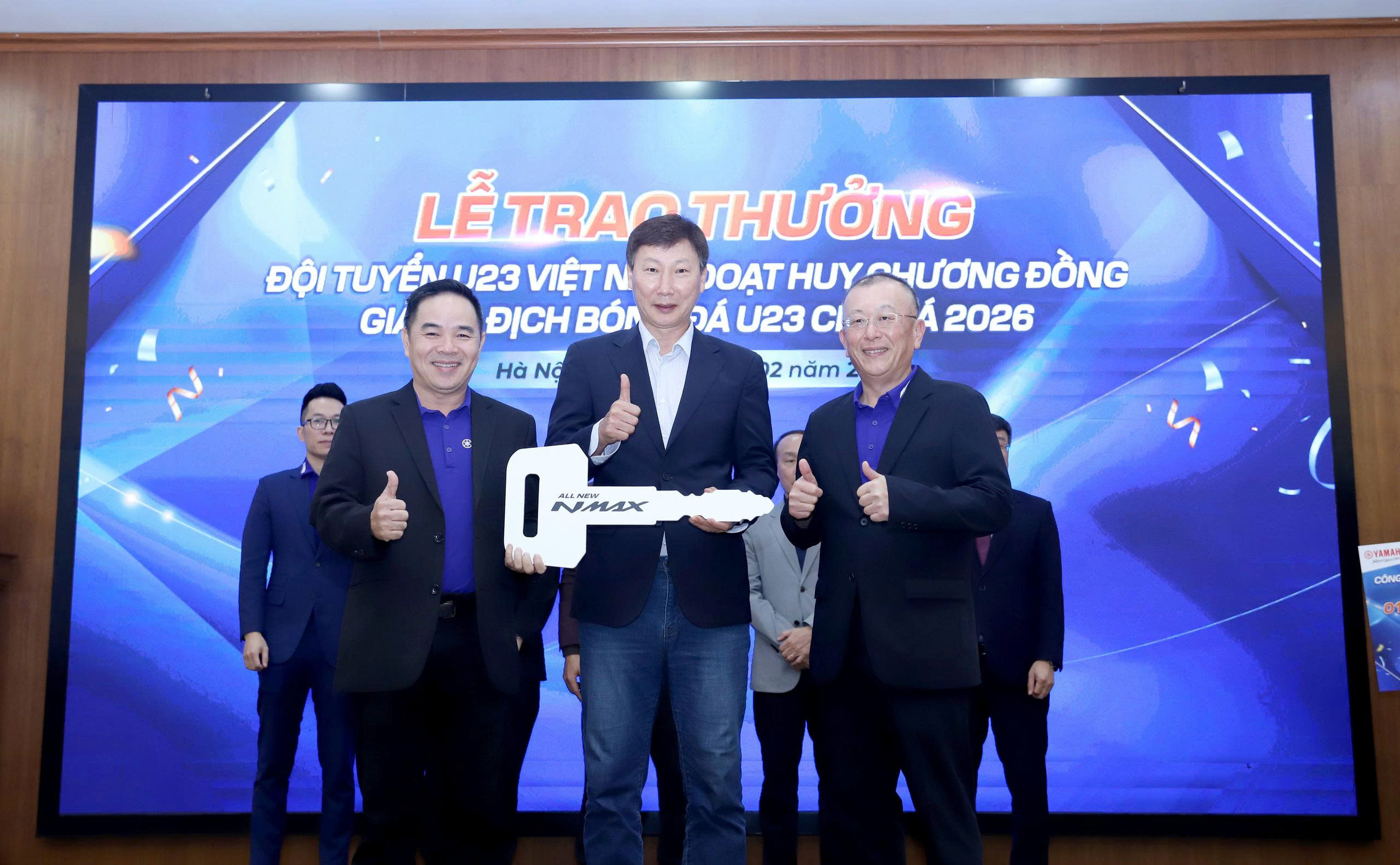 U.23 Việt Nam được thưởng xe máy xịn: Ông Kim và học trò háo hức trải nghiệm… ngay trên sân khấu- Ảnh 1.