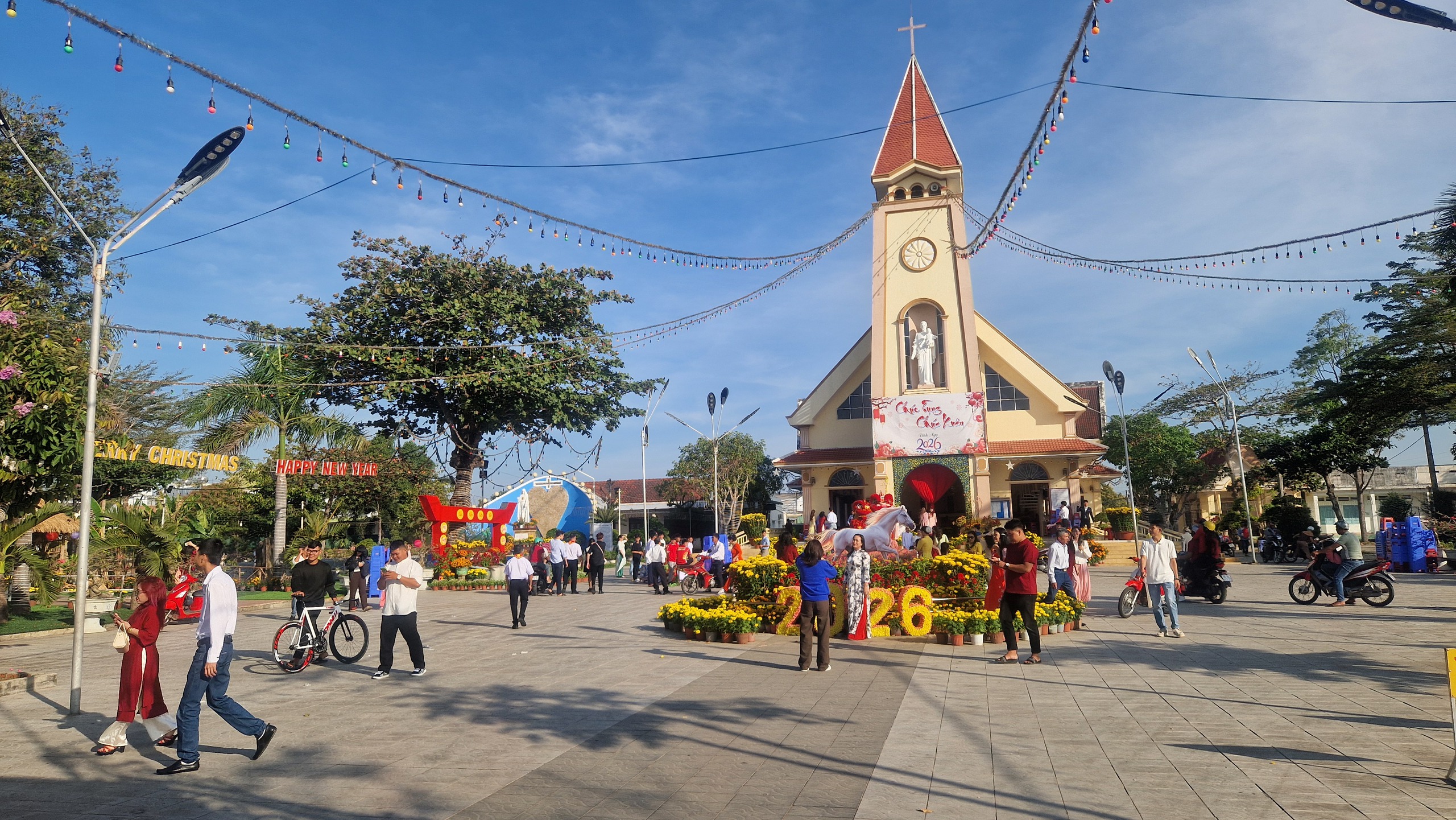 Ông Tây đạp xe xuyên Việt đón Tết Nguyên đán 2026 thật đặc biệt - Ảnh 6. Ông Tây đạp xe xuyên Việt đón Tết Nguyên đán 2026 thật đặc biệt - Ảnh 6.