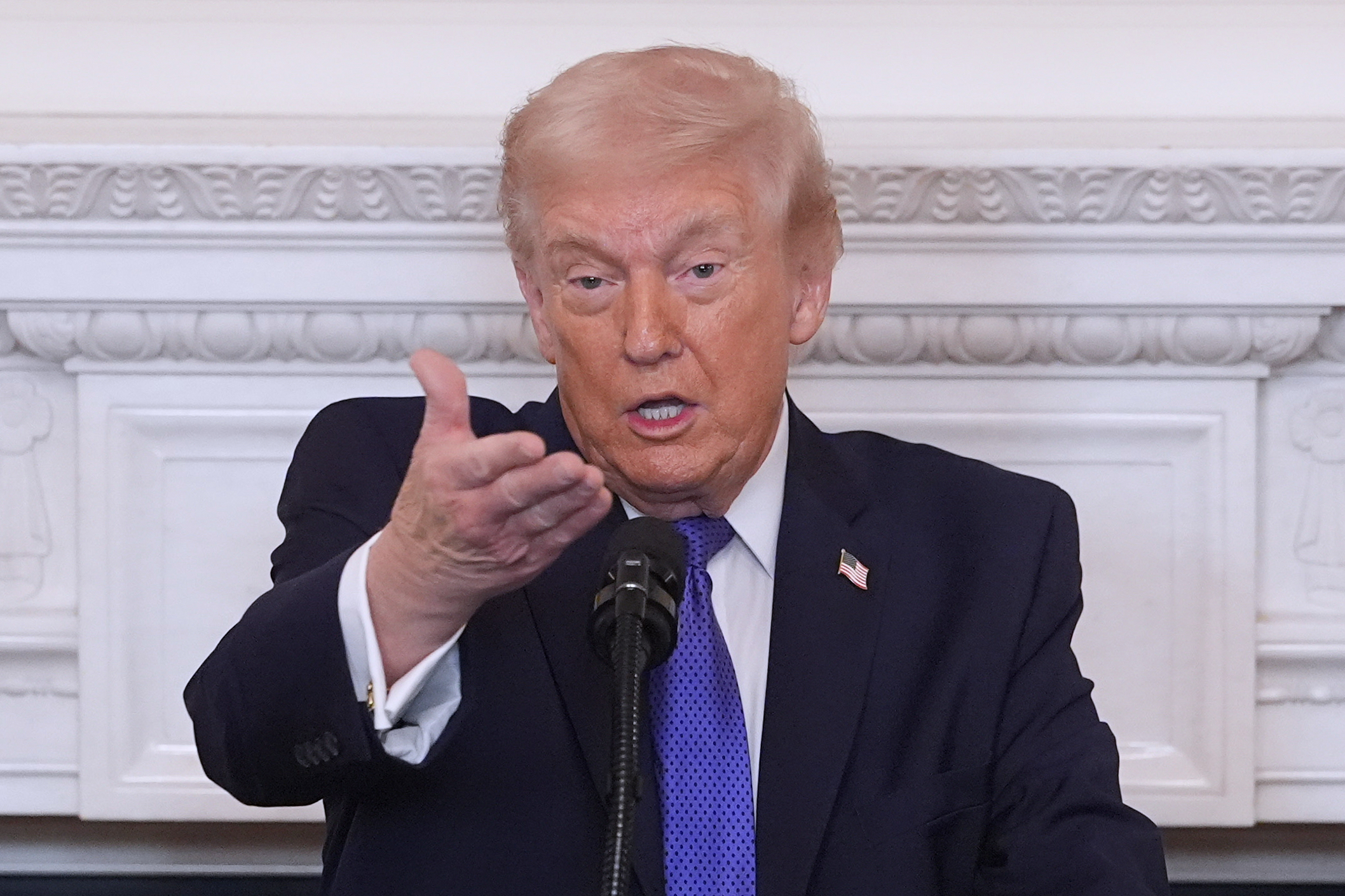 Ông Trump gọi phán quyết về thuế quan của tòa án là 'sự ô nhục' - Ảnh 1.