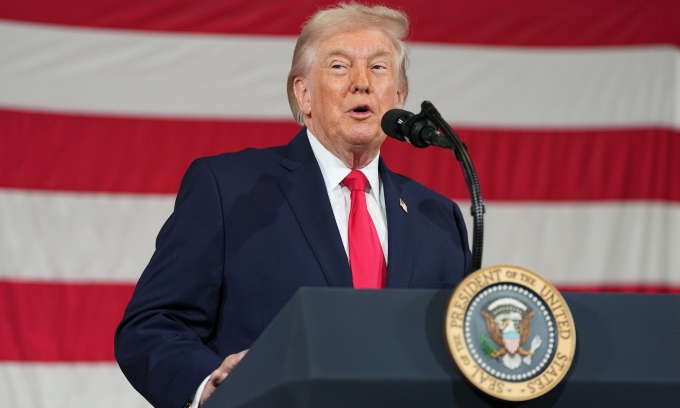 Tổng thống Donald Trump phát biểu trước các binh sĩ tại Fort Bragg, Bắc Carolina, hôm 13/2. Ảnh: AP