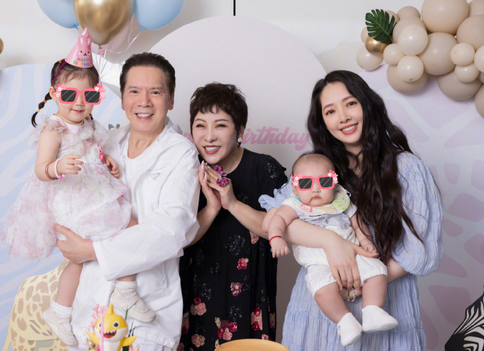 Vợ chồng Hướng Hoa Cường bên con dâu, cháu nội. Ảnh: Weibo