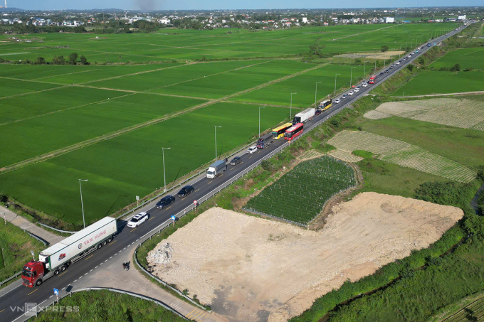 Đường dẫn lên cao tốc Quảng Ngãi - Đà Nẵng ùn ứ kéo dài chiều 12/2. Ảnh: Phạm Linh