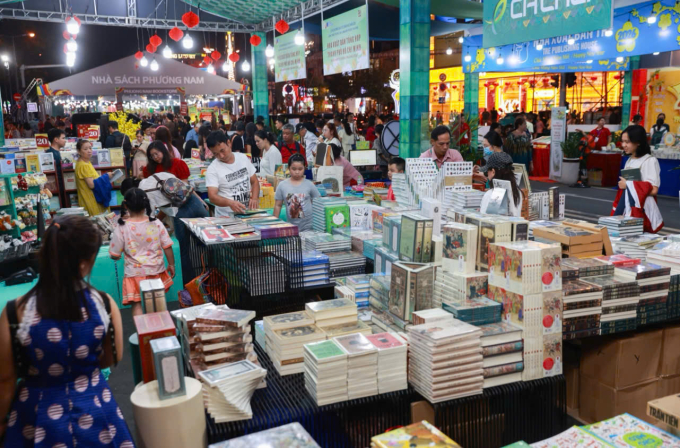 Đường Sách Tết Bính Ngọ diễn ra từ 28 Tết (15/2) đến mùng 6 Tết (22/2). Ảnh: Quỳnh Trần