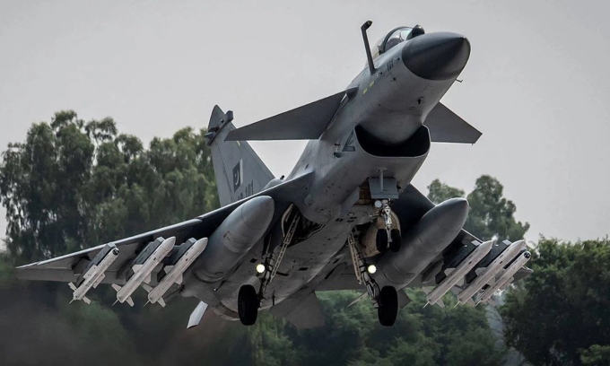 Tiêm kích J-10CE Pakistan trong một chuyến làm nhiệm vụ. Ảnh: BQP Pakistan