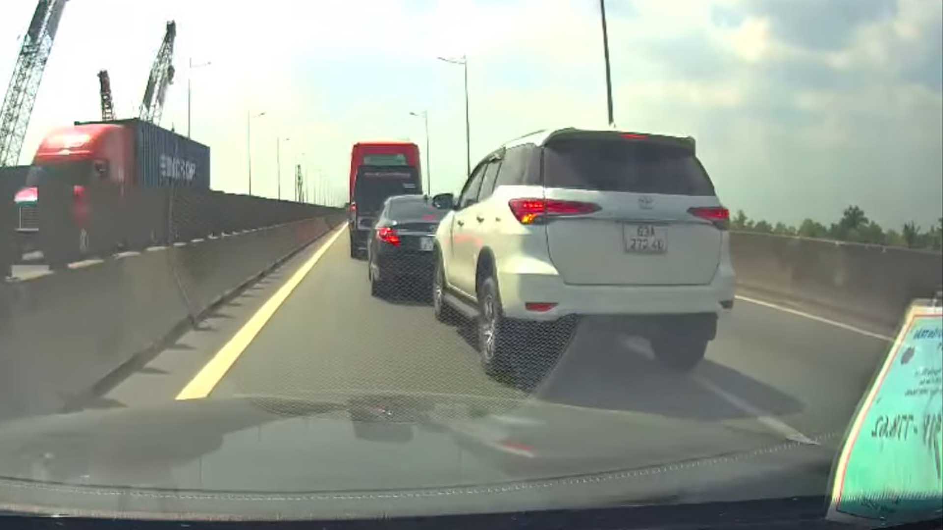 Phẫn nộ ô tô chạy 'loi nhoi', liên tục chuyển làn ẩu trên cao tốc 1 Phẫn nộ ô tô chạy 'loi nhoi', liên tục chuyển làn ẩu trên cao tốc - Ảnh 1.