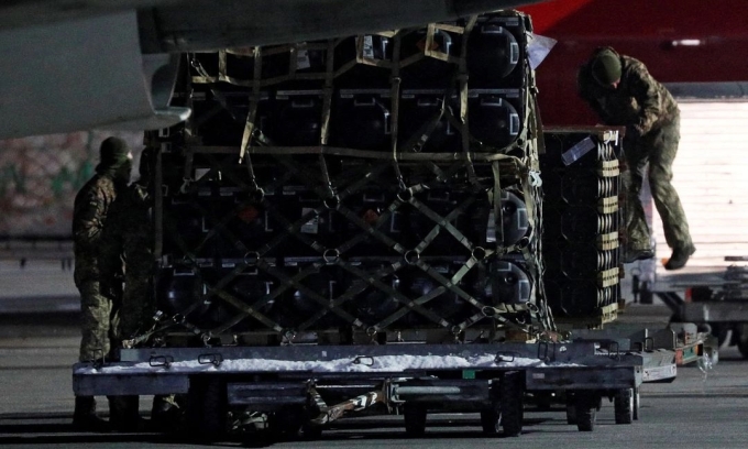 Binh sĩ Ukraine dỡ lô hàng viện trợ quân sự của Mỹ tại sân bay Boryspil ở ngoại ô Kiev vào tháng 1/2022. Ảnh: Reuters