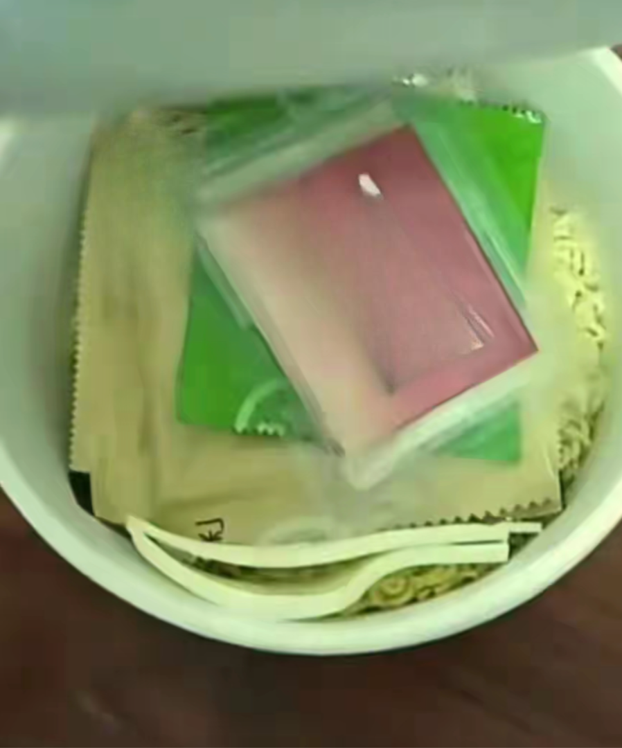 Phát hiện 1 thỏi vàng trong gói mì ăn liền 22.000 đồng- Ảnh 1. Phát hiện 1 thỏi vàng trong gói mì ăn liền 22.000 đồng- Ảnh 1.