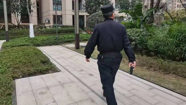 Phát hiện bảo vệ khu dân cư ngày ngày đi làm bằng xe sang, cảnh sát vào cuộc điều tra ra sự thật chấn động- Ảnh 1.