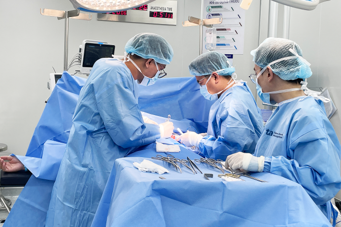 Bác sĩ Huy (giữa) phẫu thuật bóc tách mô tuyến vú cho anh Tim. Ảnh: Bệnh viện Đa khoa Tâm Anh