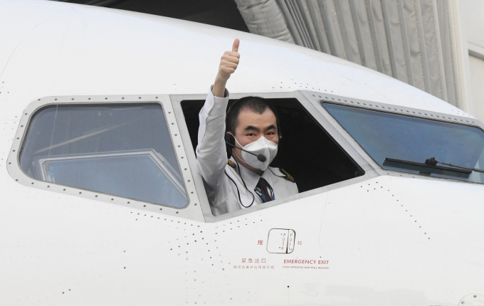 Phi công hãng China Eastern giơ tay trước khi khởi hành từ sân bay thành phố Vũ Hán, tỉnh Hồ Bắc, Trung Quốc tháng 4/2020. Ảnh: AFP