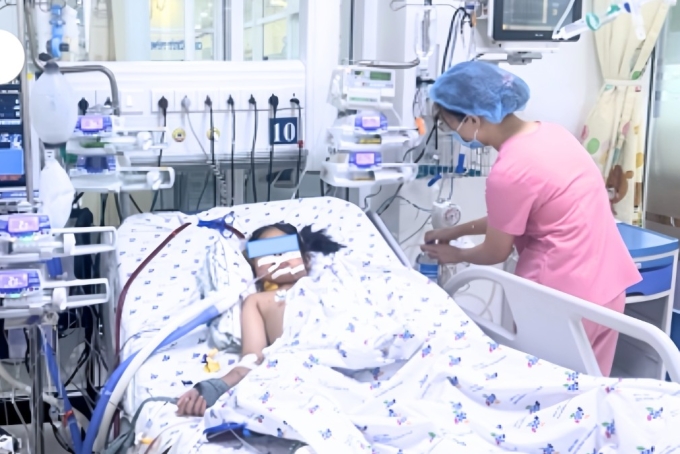 Bé gái 8 tuổi bị xẹp phổi, viêm phổi, suy hô hấp nặng phải điều trị tại Phòng Hồi sức, Bệnh viện Nhi đồng Thành phố. Ảnh: Bệnh viện Nhi đồng Thành phố