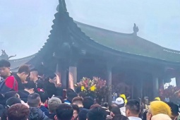 Du khách chen chân tại Yên Tử mùng 6 tết Nguyên đán Bính Ngọ